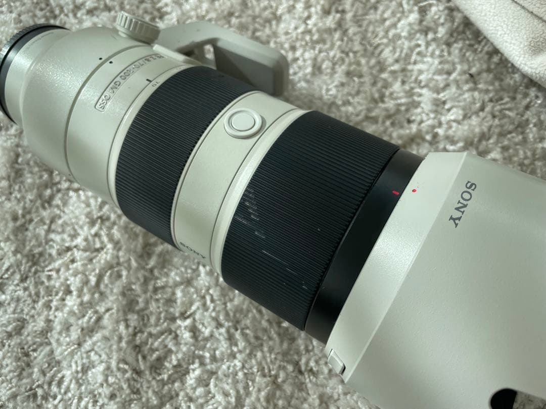 レッド　Sony FE 70-200mm F2.8 GM レンズ