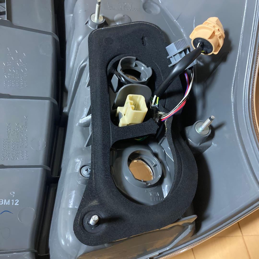 売り切り価格！平成24年式　プリウス　アルファ テールライト 左右セット