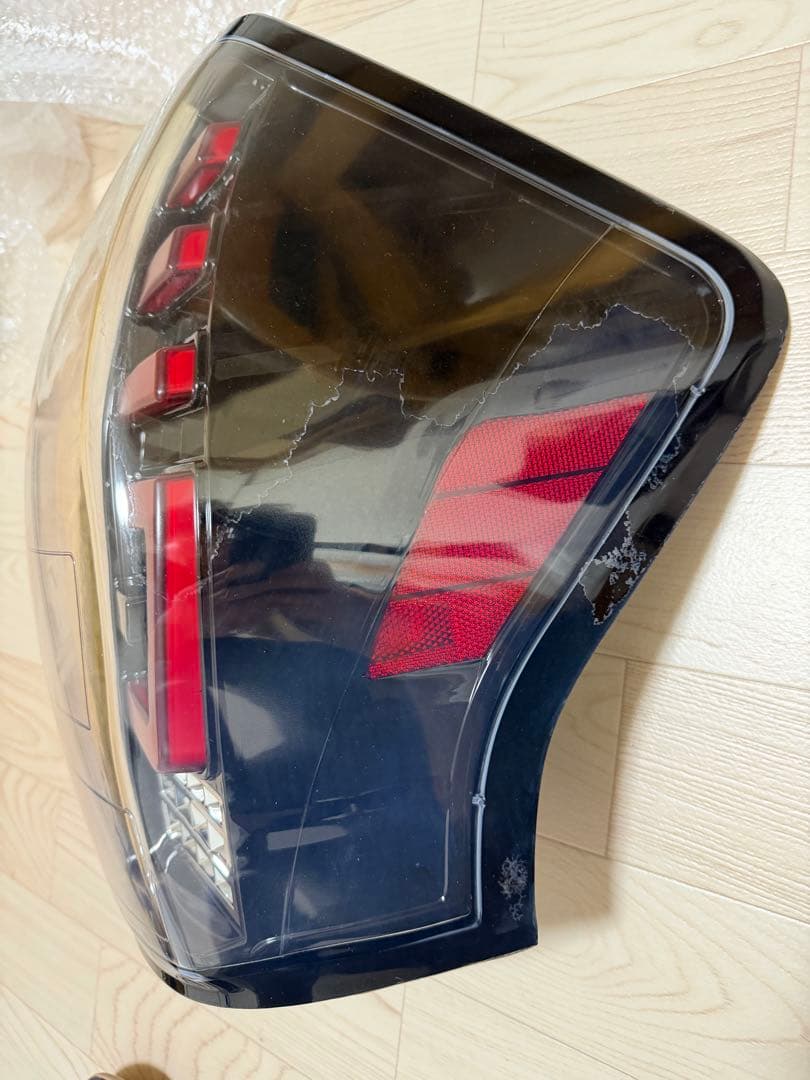 プリウスα REVIER テールランプ ブラック/レッド レンズ