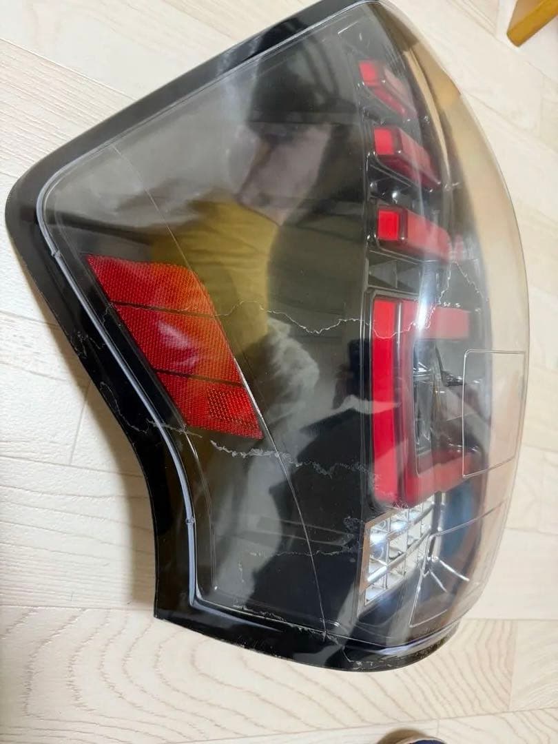 プリウスα REVIER テールランプ ブラック/レッド レンズ