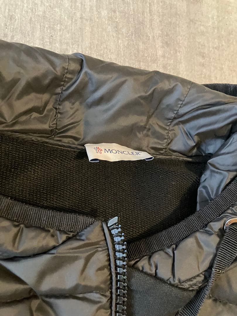 Moncler モンクレール　ダウンとコンビのパーカー　斜めジップ