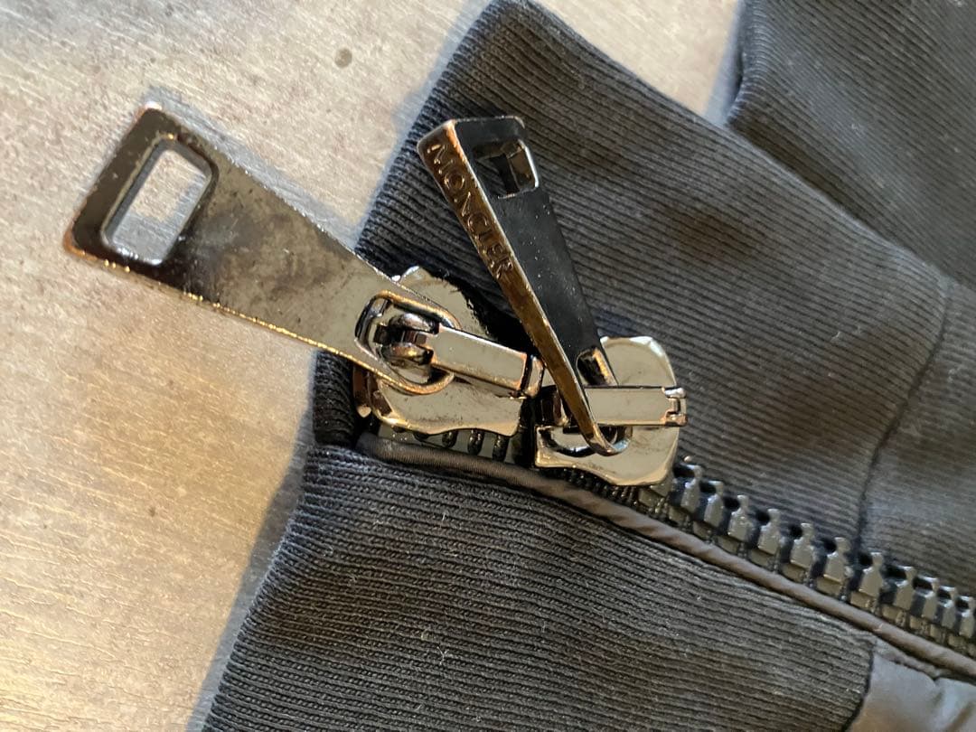 Moncler モンクレール　ダウンとコンビのパーカー　斜めジップ