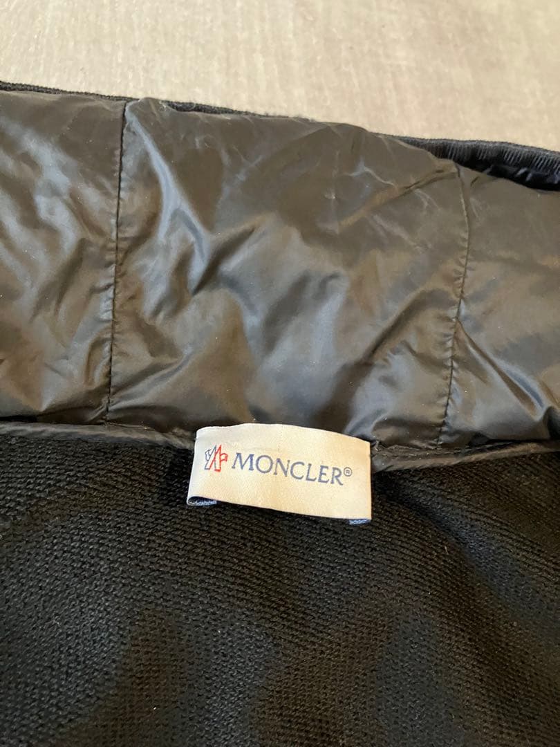 Moncler モンクレール　ダウンとコンビのパーカー　斜めジップ