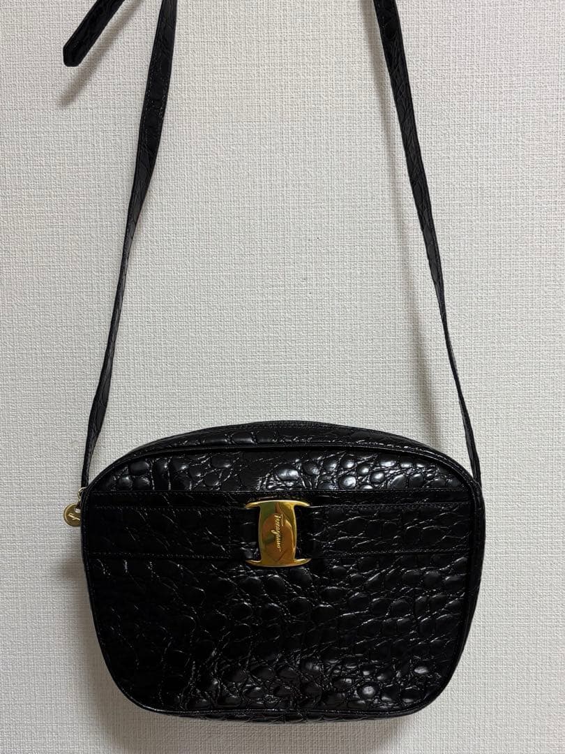 サルヴァトーレフェラガモ ヴァラ クロコ型押し パテント　黒　ショルダーバッグ