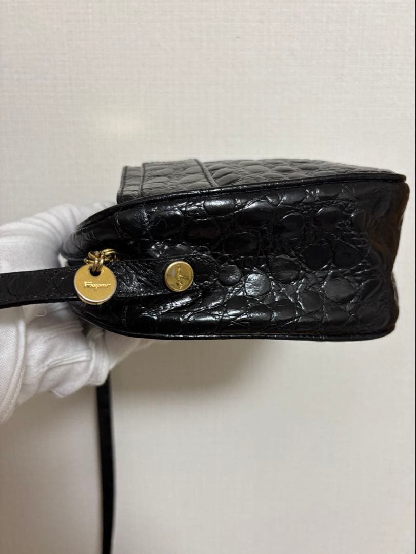 サルヴァトーレフェラガモ ヴァラ クロコ型押し パテント　黒　ショルダーバッグ
