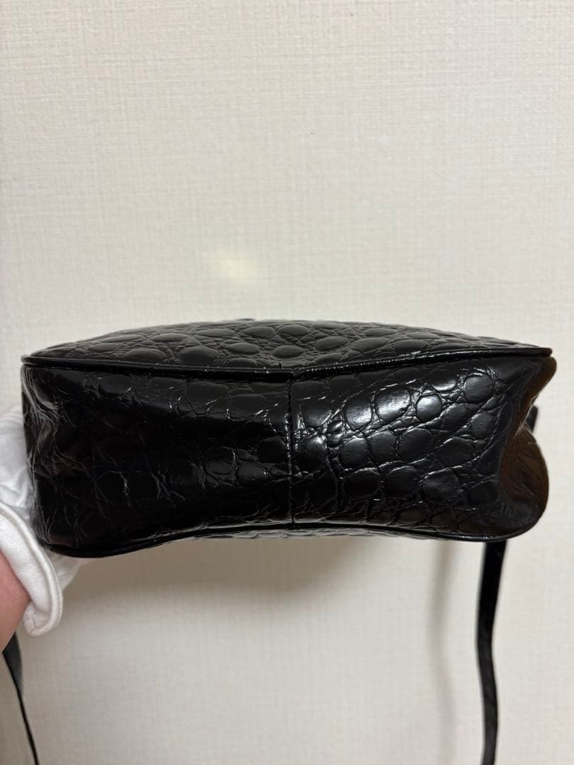 サルヴァトーレフェラガモ ヴァラ クロコ型押し パテント　黒　ショルダーバッグ