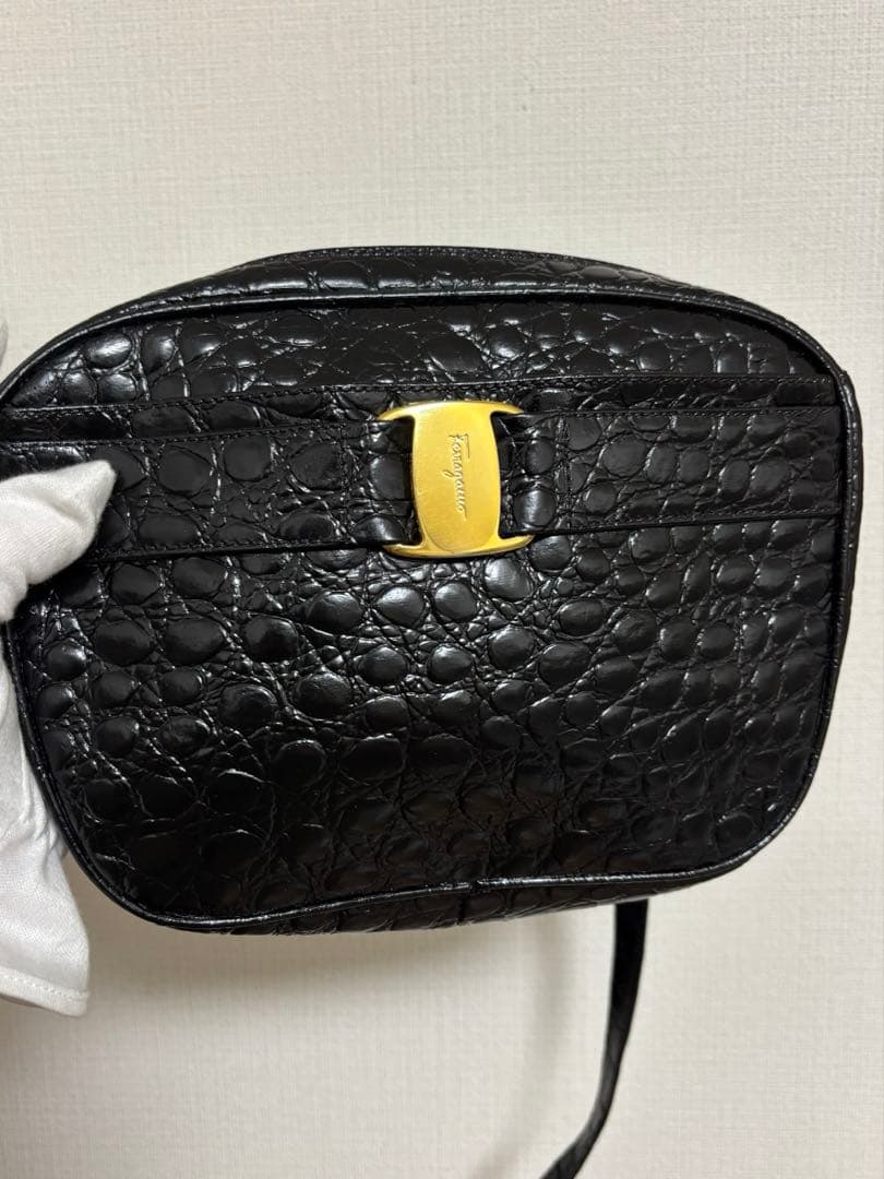 サルヴァトーレフェラガモ ヴァラ クロコ型押し パテント　黒　ショルダーバッグ