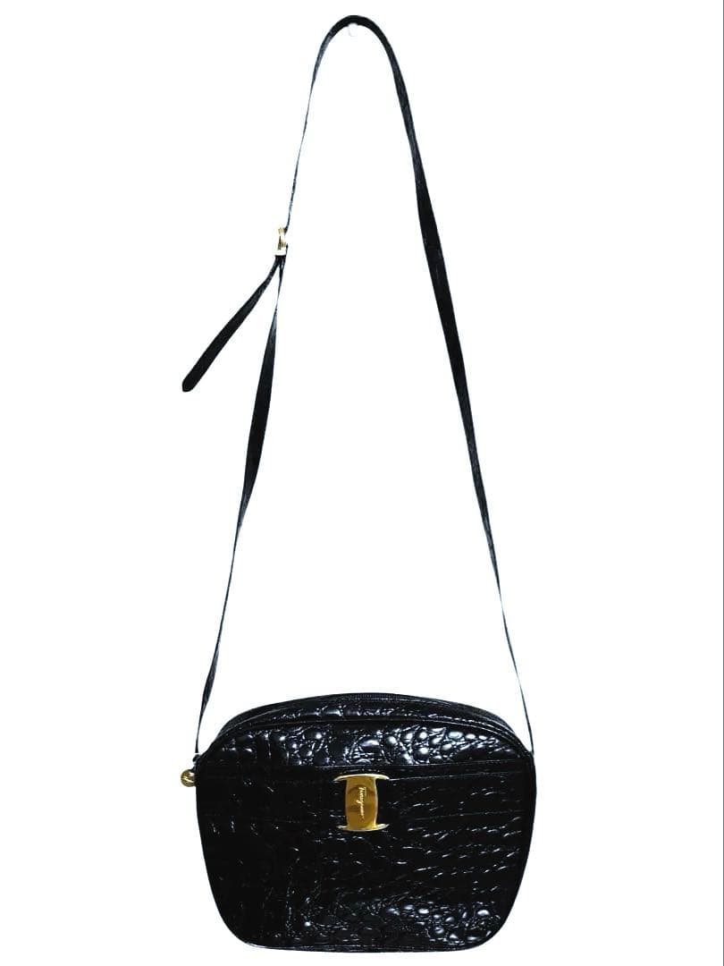 サルヴァトーレフェラガモ ヴァラ クロコ型押し パテント　黒　ショルダーバッグ
