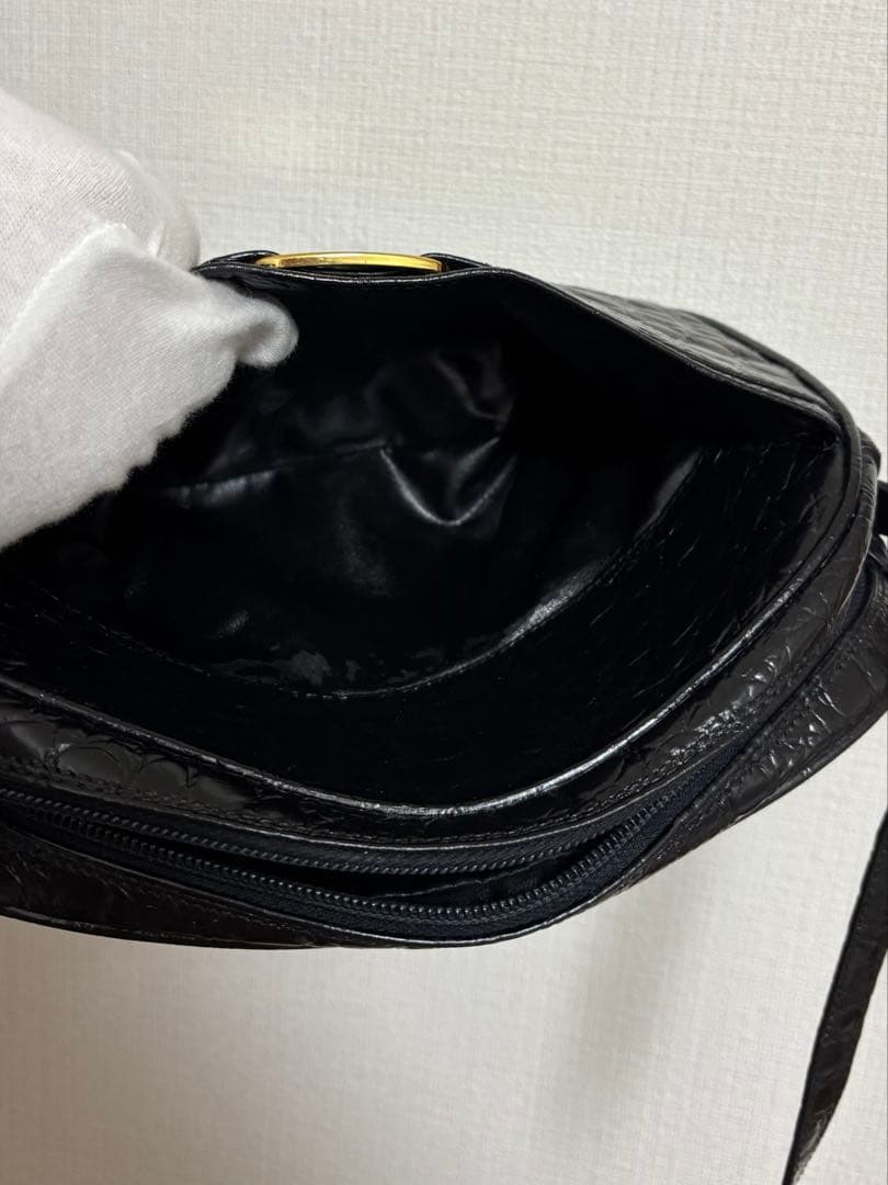 サルヴァトーレフェラガモ ヴァラ クロコ型押し パテント　黒　ショルダーバッグ