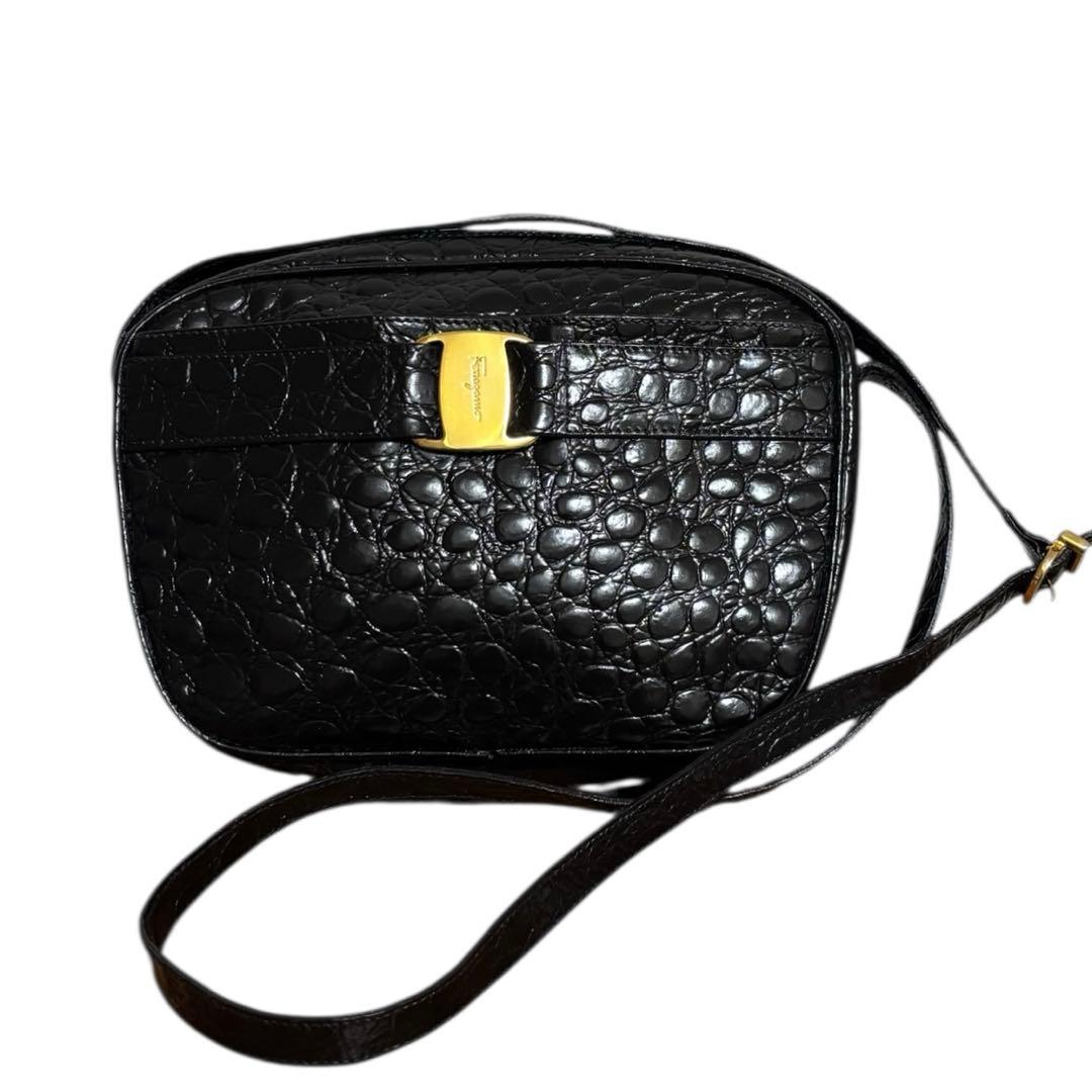 サルヴァトーレフェラガモ ヴァラ クロコ型押し パテント　黒　ショルダーバッグ