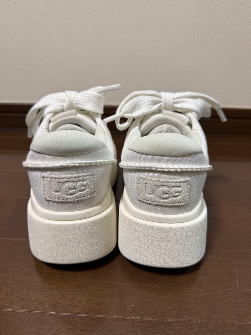 ２月１日までお取り置きsakura 　UGG スニーカー23.5cm 新品