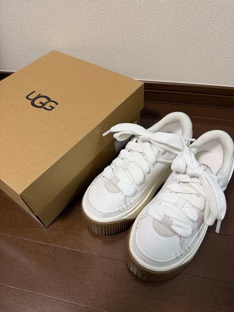 ２月１日までお取り置きsakura 　UGG スニーカー23.5cm 新品
