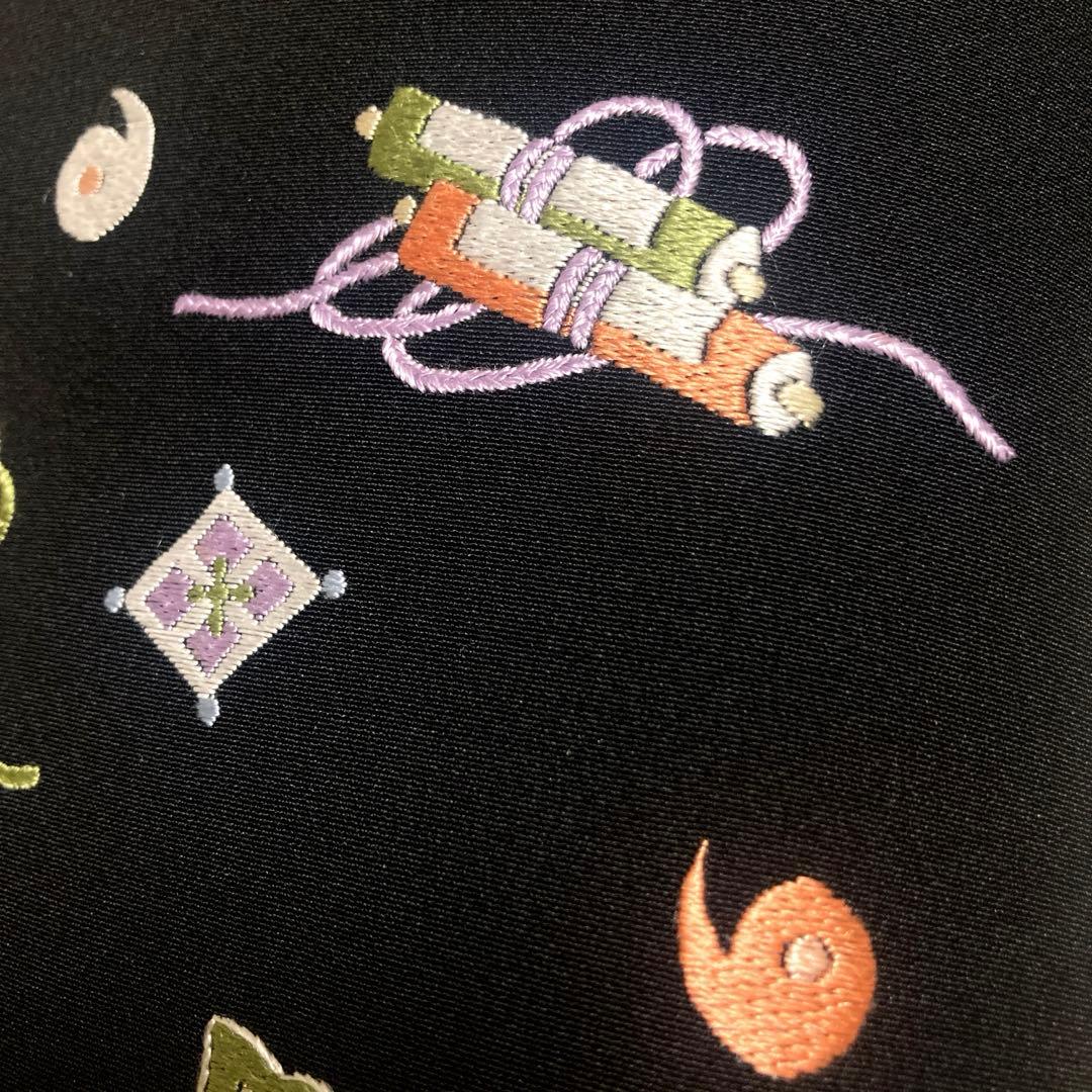 京都　伊と忠　正絹　和装　手提げバッグ（黒ちりめん　手刺繍　宝尽し）