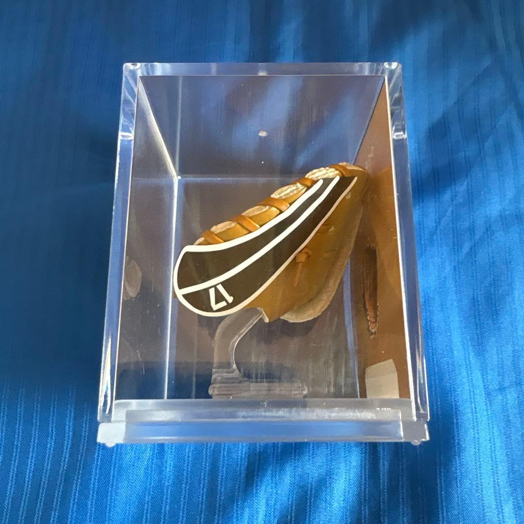 大谷翔平 ‘野球しようぜ！’ サイングローブディスプレイ