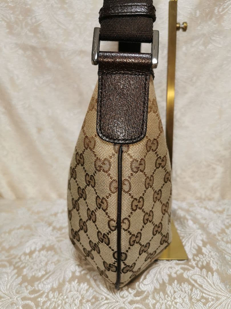 美品　GUCCI　GG　キャンバス　ショルダーバッグ　斜め掛け　カーキベージュ
