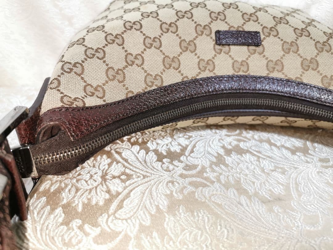 美品　GUCCI　GG　キャンバス　ショルダーバッグ　斜め掛け　カーキベージュ