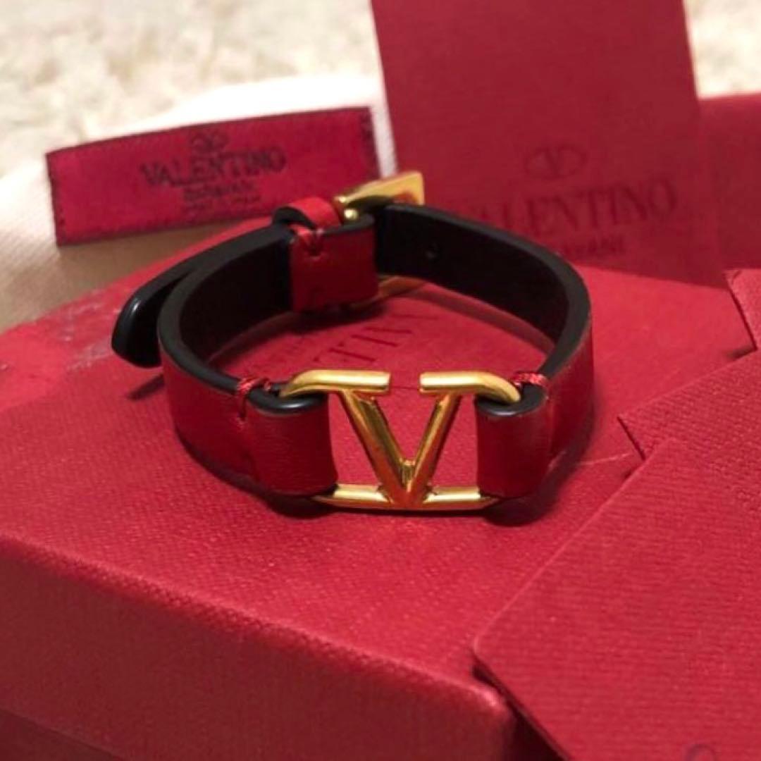 未使用級✨ヴァレンティノ　Vロゴ レザーバングル　ブレスレット レッド