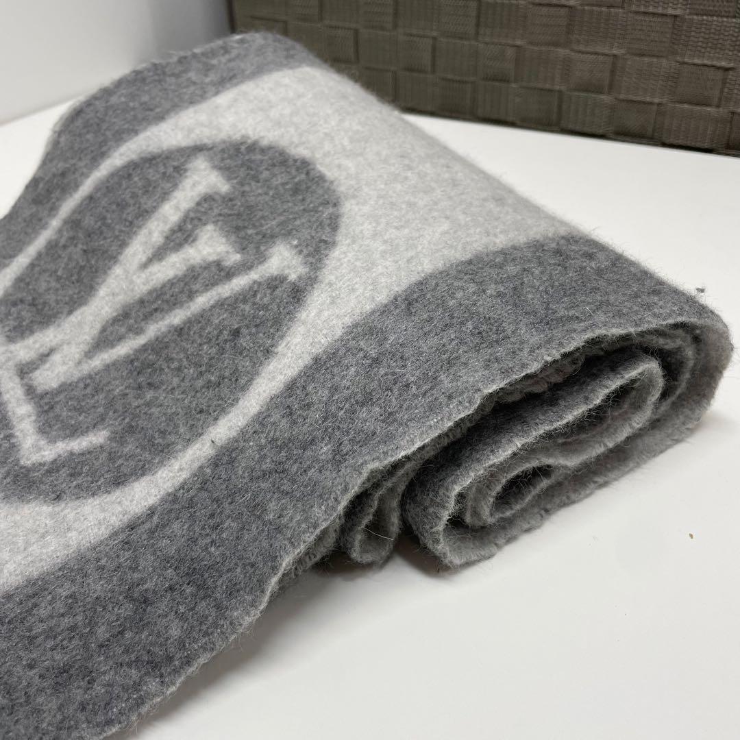 あ*ん様 LOUIS VUITTON ロゴマフラー グレー