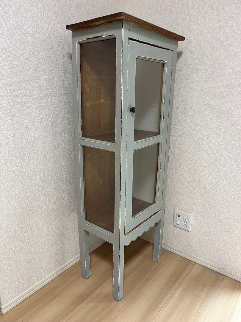 アンティーク風　ガラス扉付き収納キャビネット