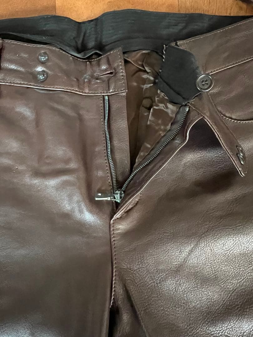 PRADA レザーパンツ