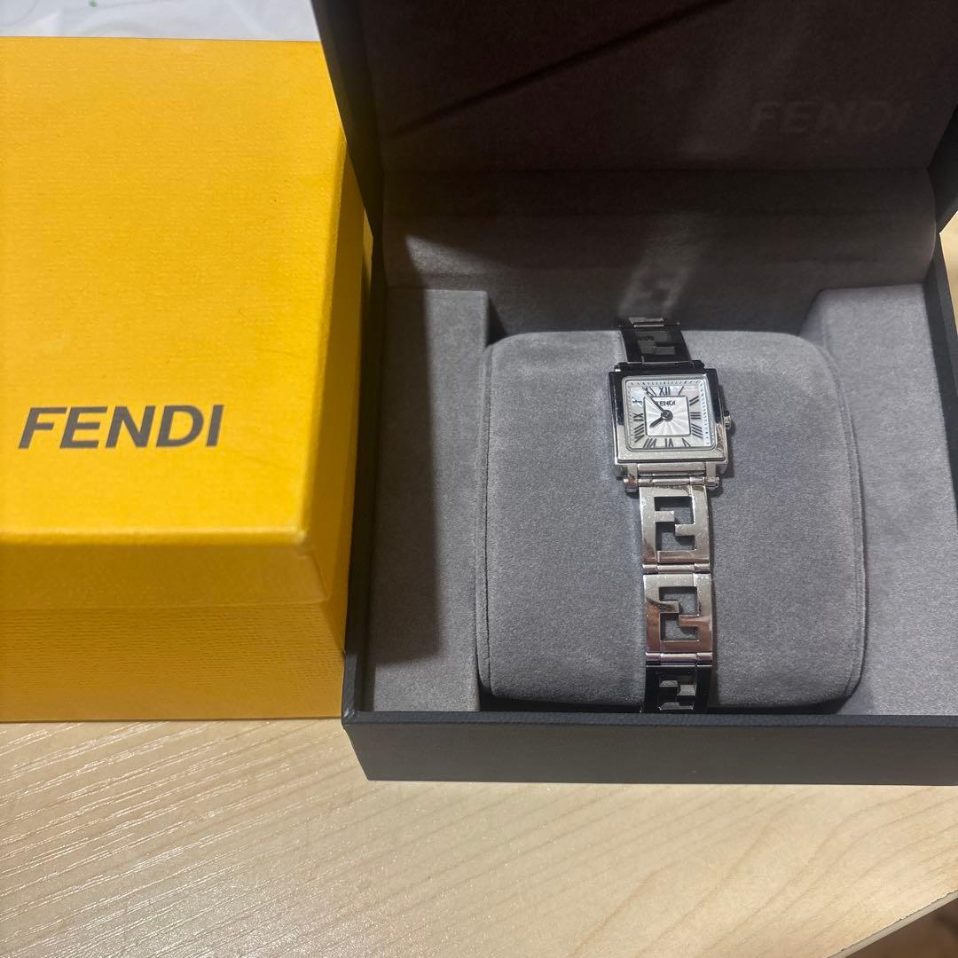 フェンディFENDIクアドロミニレディース クォーツ電池シェル文字盤