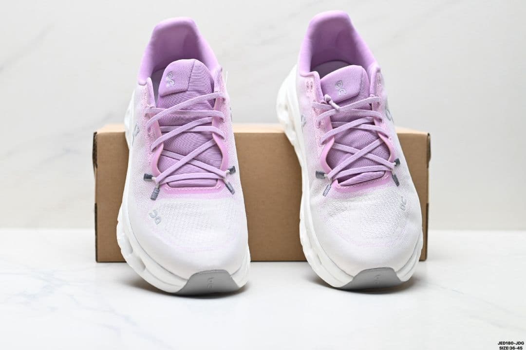 on ランニングシューズ ホワイト/ピンク