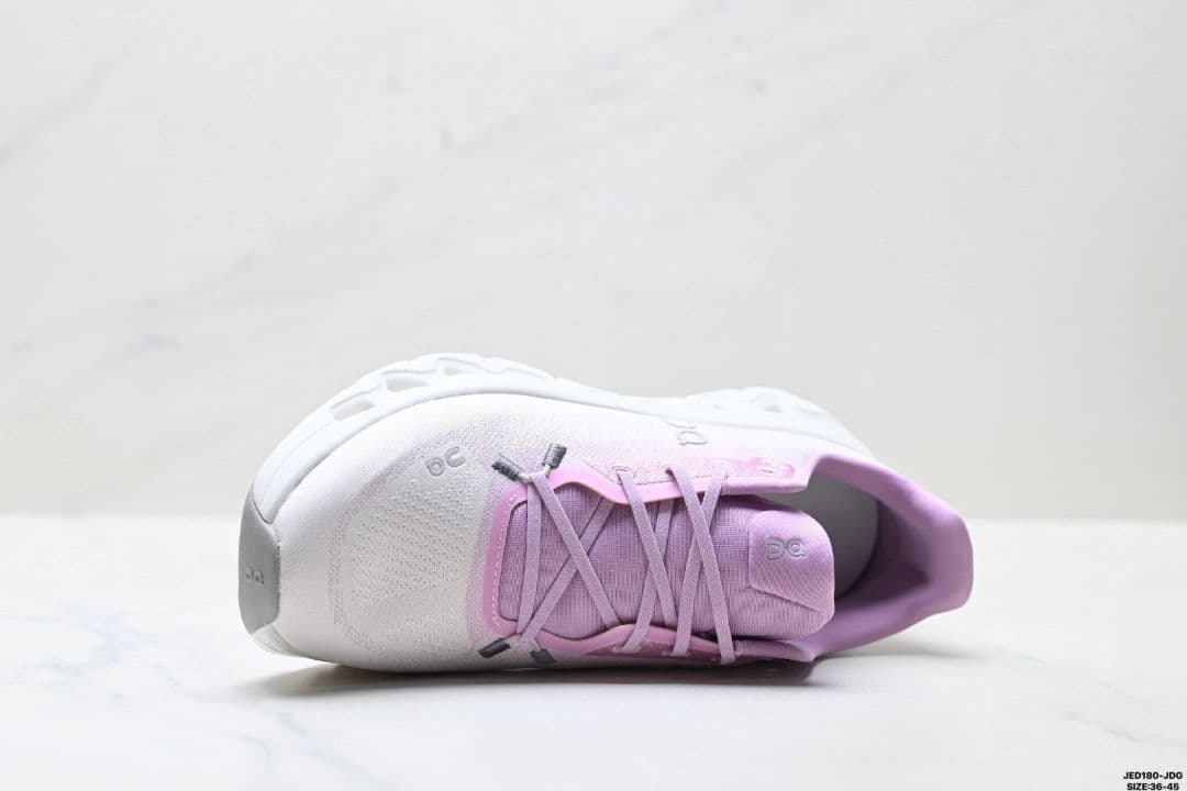 on ランニングシューズ ホワイト/ピンク