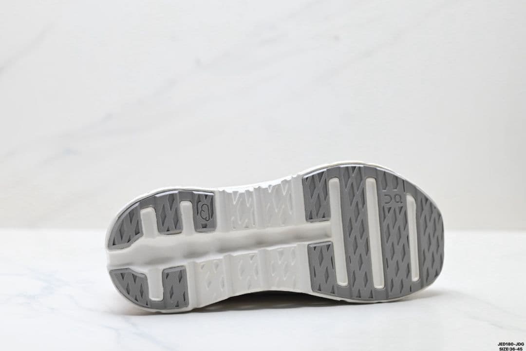 on ランニングシューズ ホワイト/ピンク