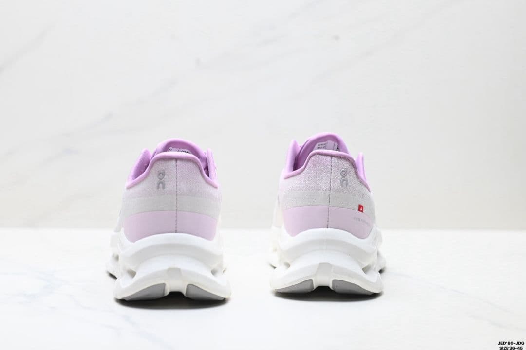 on ランニングシューズ ホワイト/ピンク