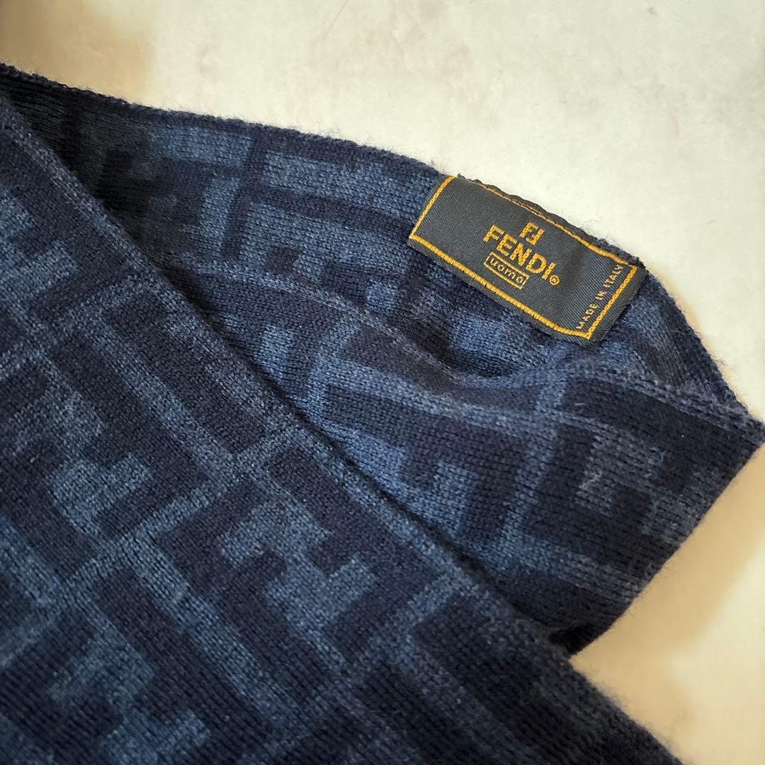 新品【FENDI】FFロゴ ズッカ柄 マフラー 、ダークブルーネイビー