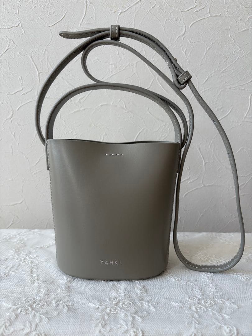 YAHKI グレーベージュ　クロスボディバッグ　新品