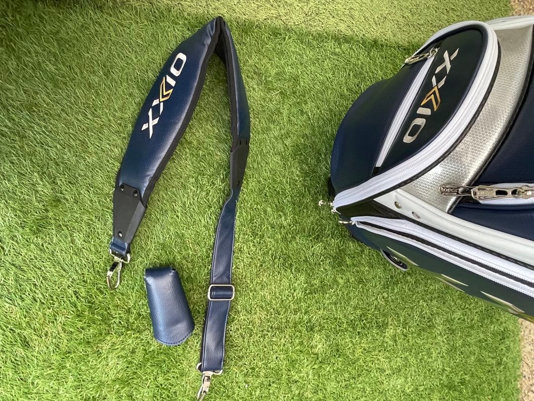 極美品XXIOプロモデルレプリカキャディーバッグ ネイビー/ホワイト未使用に近い