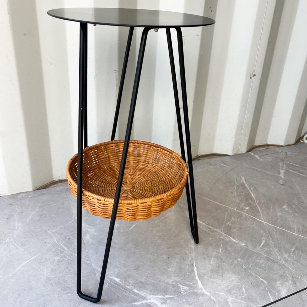 取付無料！イデー ワラビー ラタンバスケット付きブラックスチールサイドテーブル✨