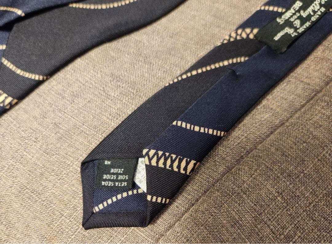 ホリデーアンドブラウン ネイビー シルク ネクタイ 波模様