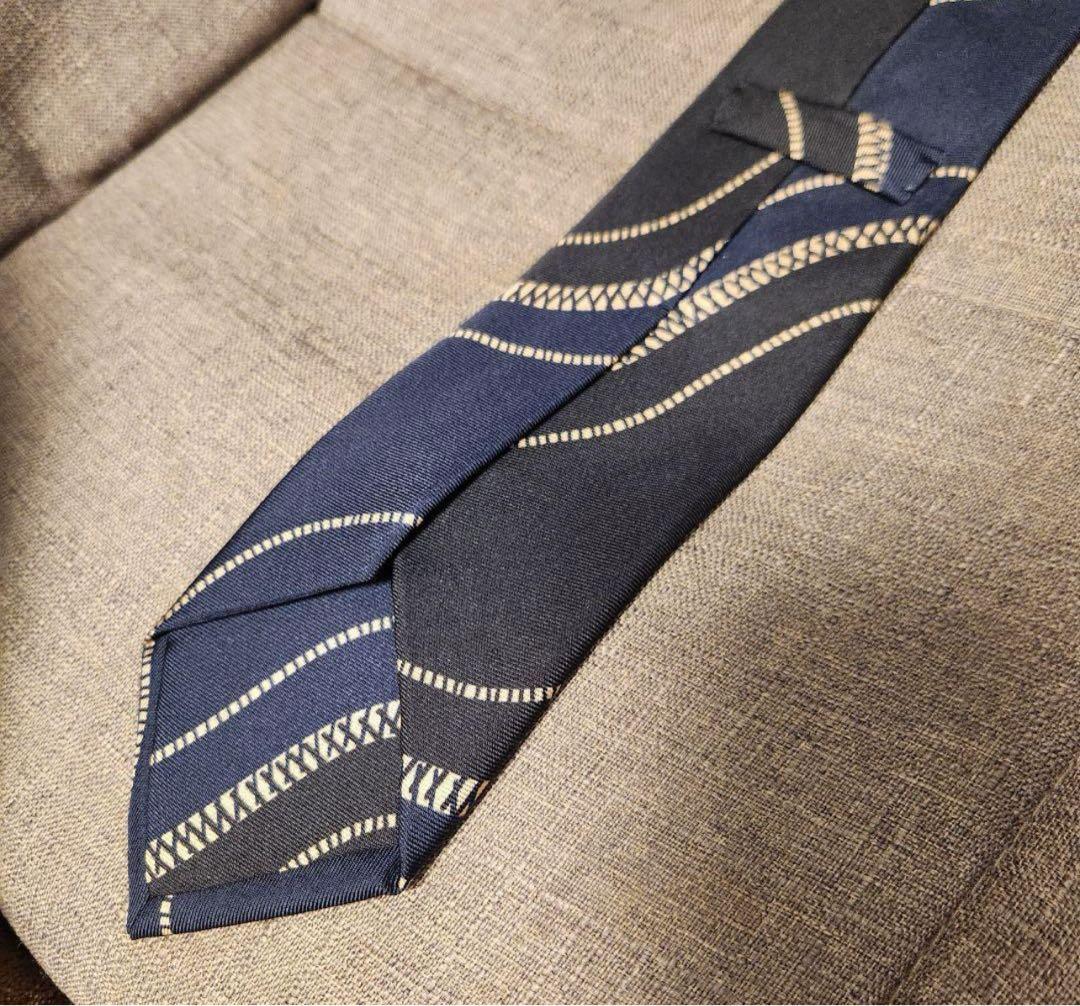 ホリデーアンドブラウン ネイビー シルク ネクタイ 波模様