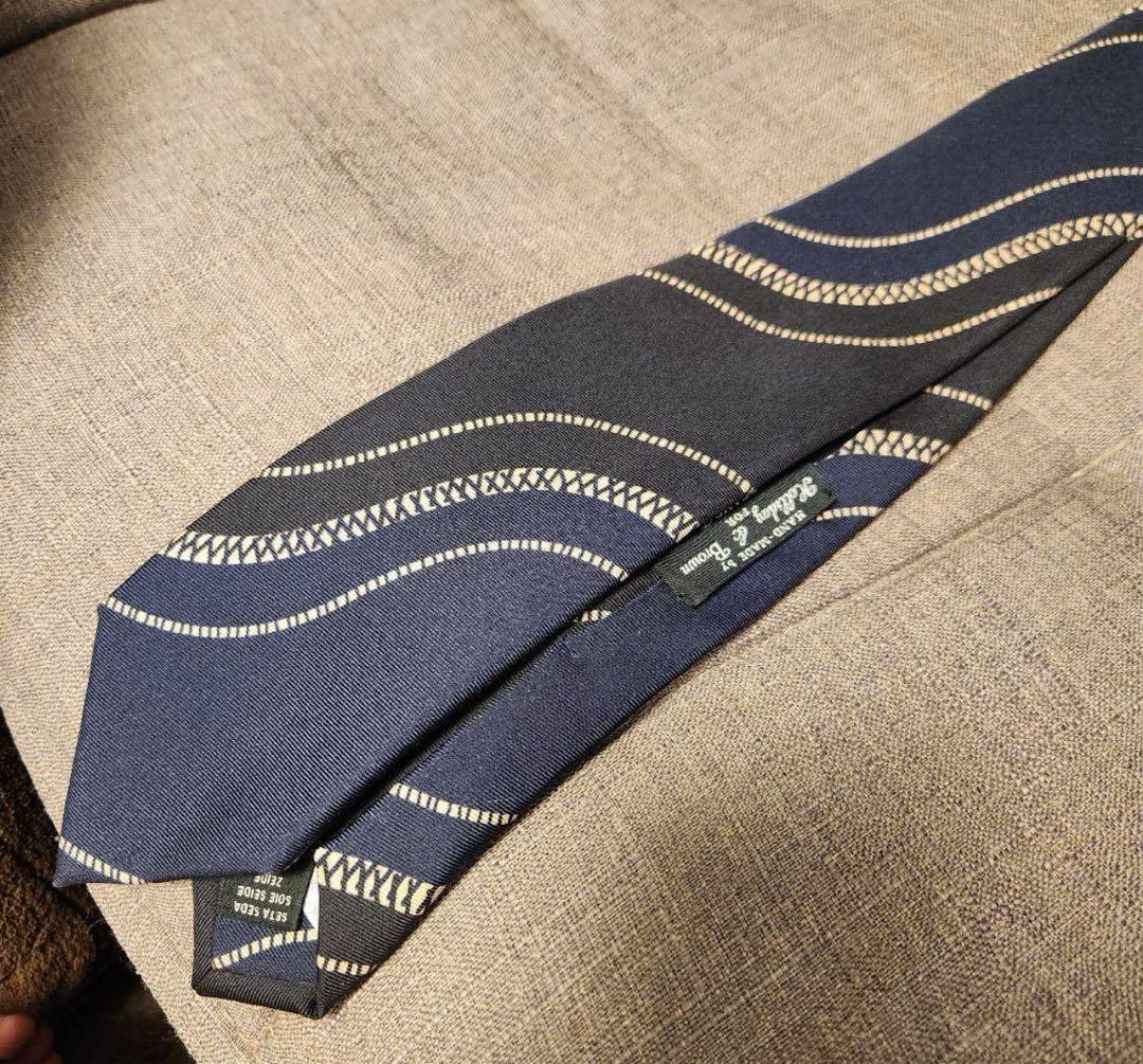 ホリデーアンドブラウン ネイビー シルク ネクタイ 波模様