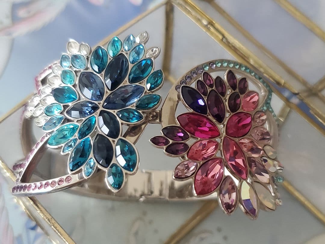 ◯スワロフスキー フラワーモチーフ カラーストーン バングル◯