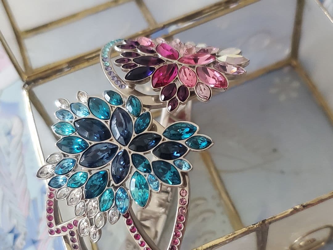◯スワロフスキー フラワーモチーフ カラーストーン バングル◯