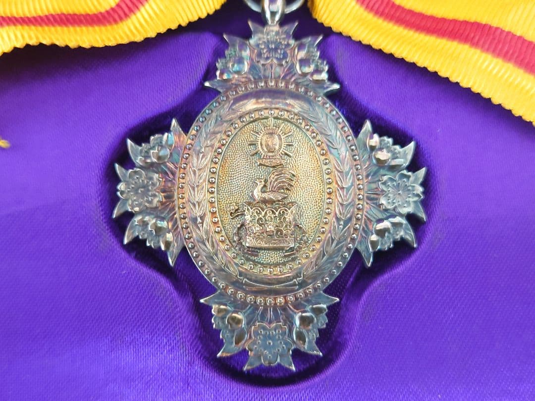 希少 勲八等宝冠章 略綬 共箱 勲章 当時物 婦人勲章