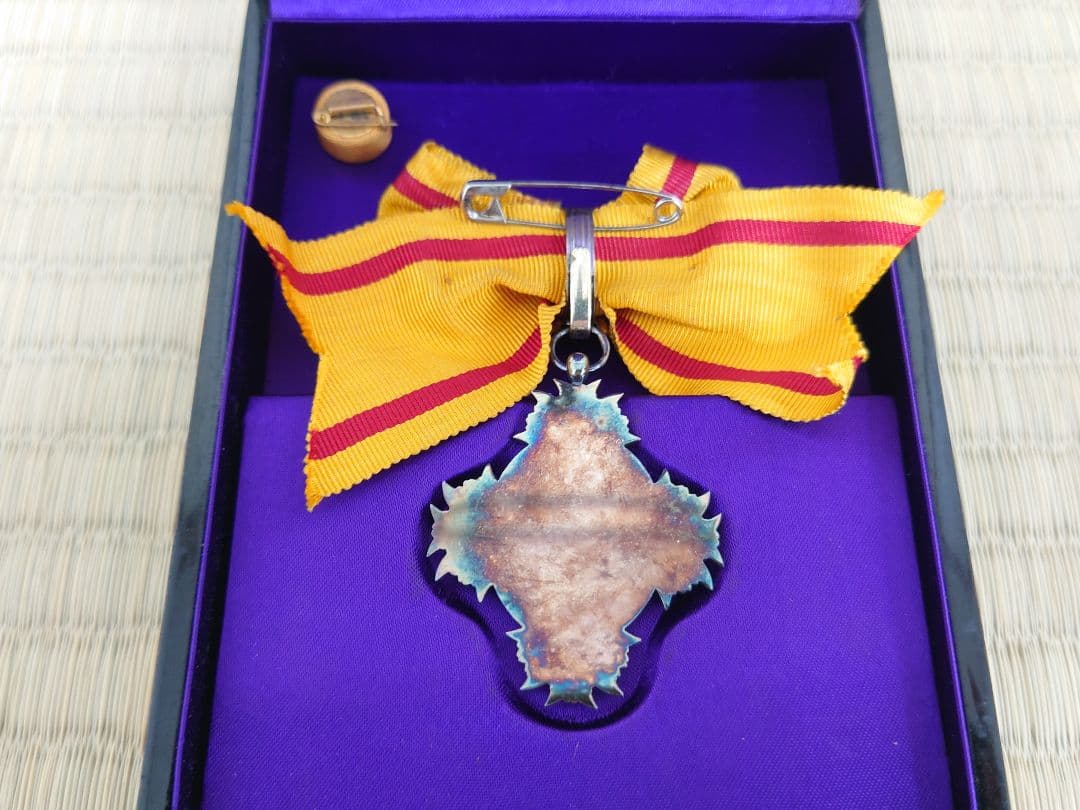 希少 勲八等宝冠章 略綬 共箱 勲章 当時物 婦人勲章