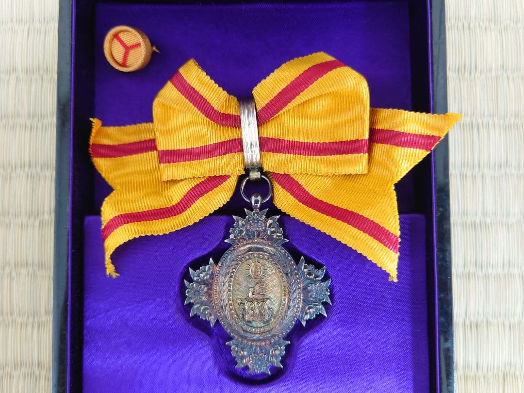 希少 勲八等宝冠章 略綬 共箱 勲章 当時物 婦人勲章