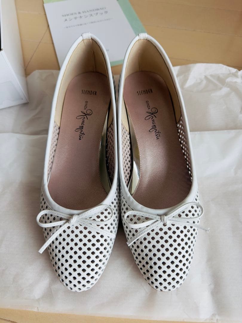 銀座かねまつ パンチングレザーパンプス23cm ホワイト スレンダー 美品