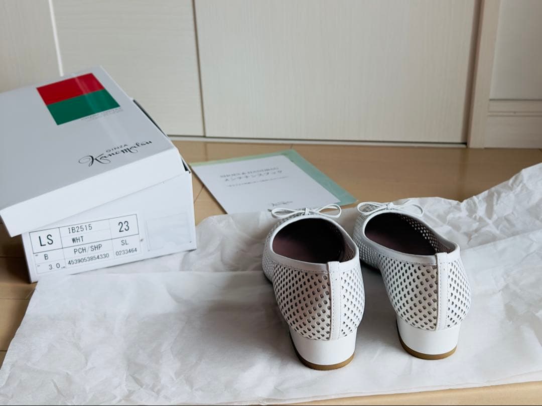 銀座かねまつ パンチングレザーパンプス23cm ホワイト スレンダー 美品