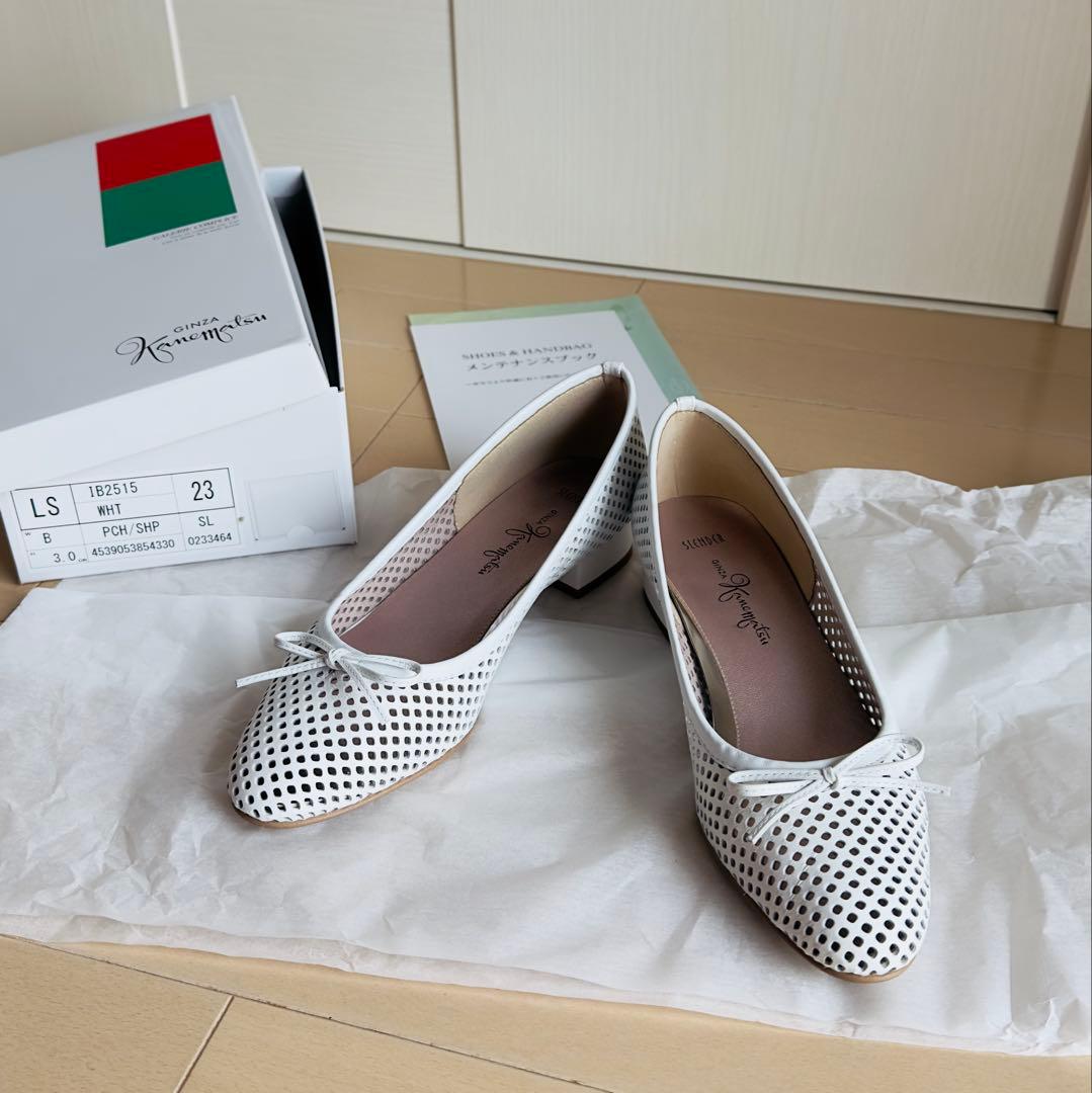 銀座かねまつ パンチングレザーパンプス23cm ホワイト スレンダー 美品