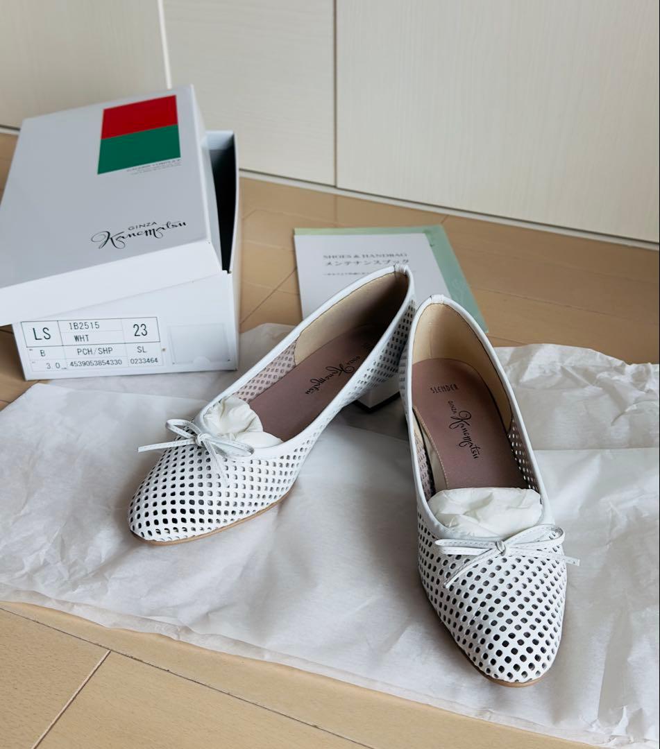 銀座かねまつ パンチングレザーパンプス23cm ホワイト スレンダー 美品