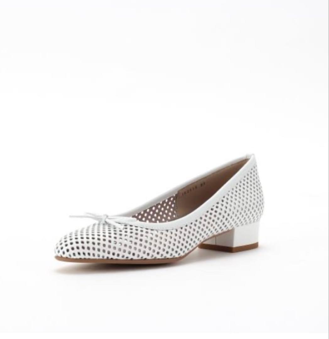 銀座かねまつ パンチングレザーパンプス23cm ホワイト スレンダー 美品