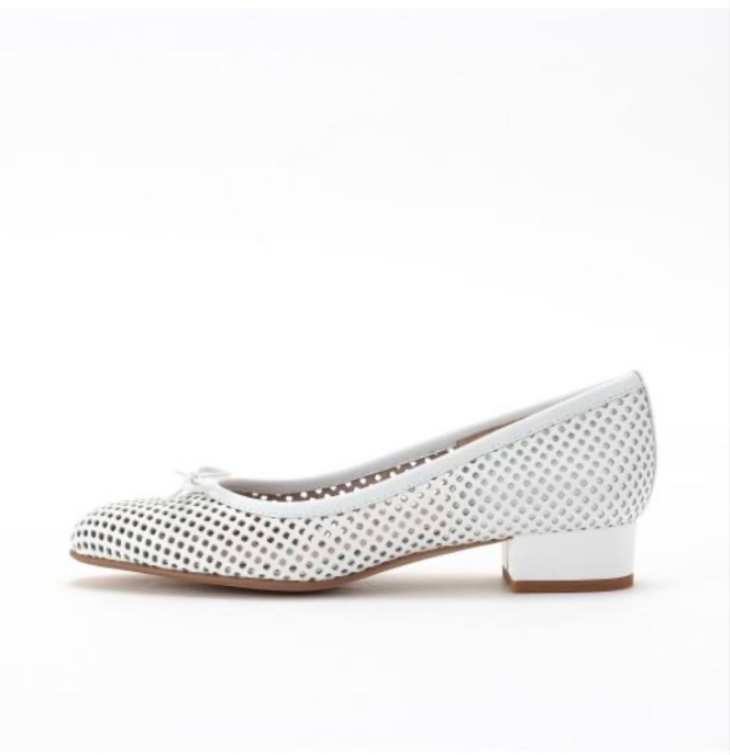 銀座かねまつ パンチングレザーパンプス23cm ホワイト スレンダー 美品