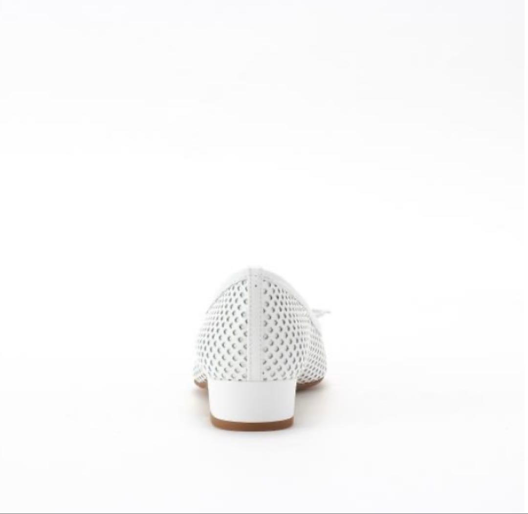 銀座かねまつ パンチングレザーパンプス23cm ホワイト スレンダー 美品