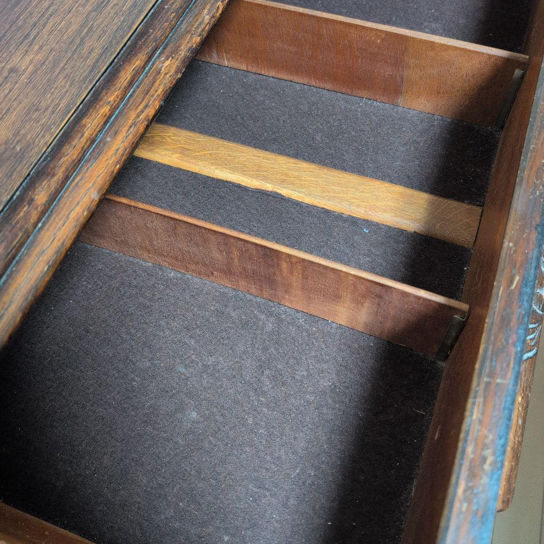 アンティークな木製輸入キャビネット