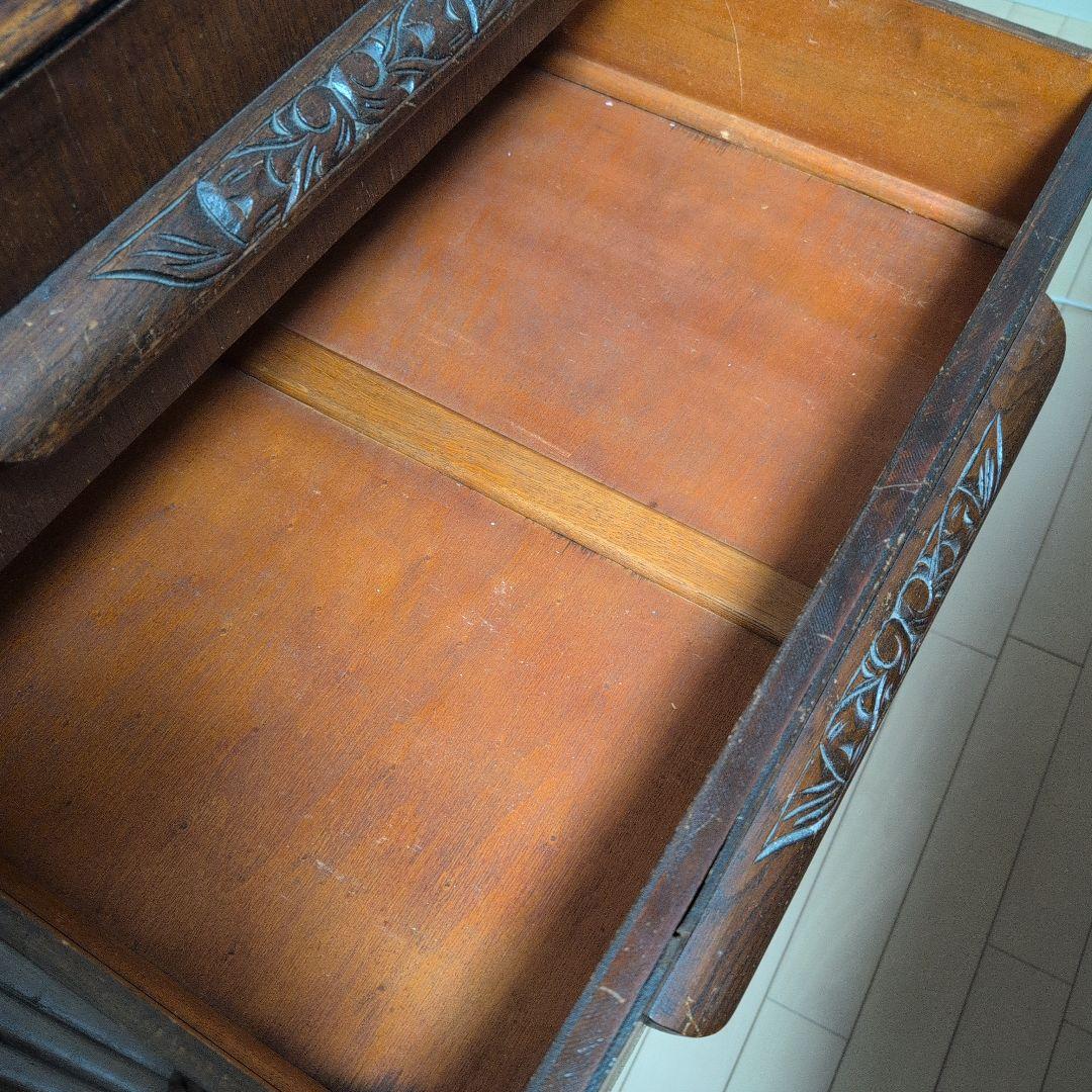 アンティークな木製輸入キャビネット